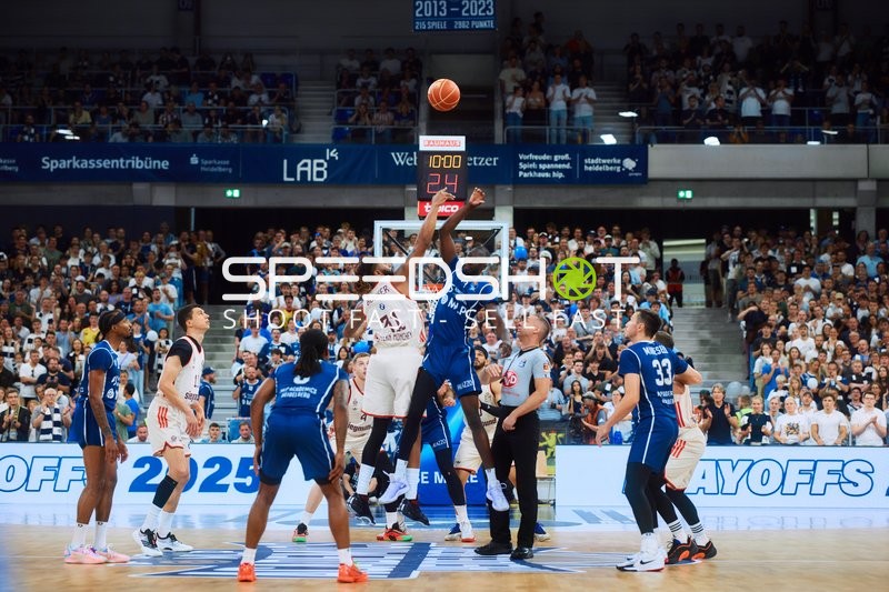 Sprungball MLP Academics Heidelberg vs FC Bayern Basketball