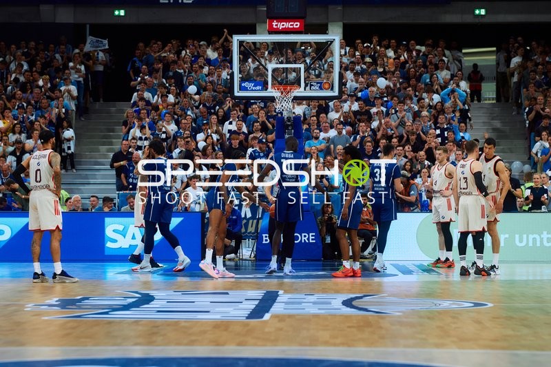 Spielbeginn auf dem Court