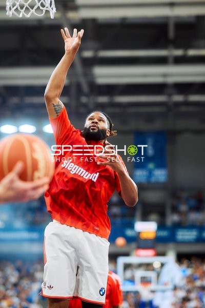 Spieler wirft auf Korb