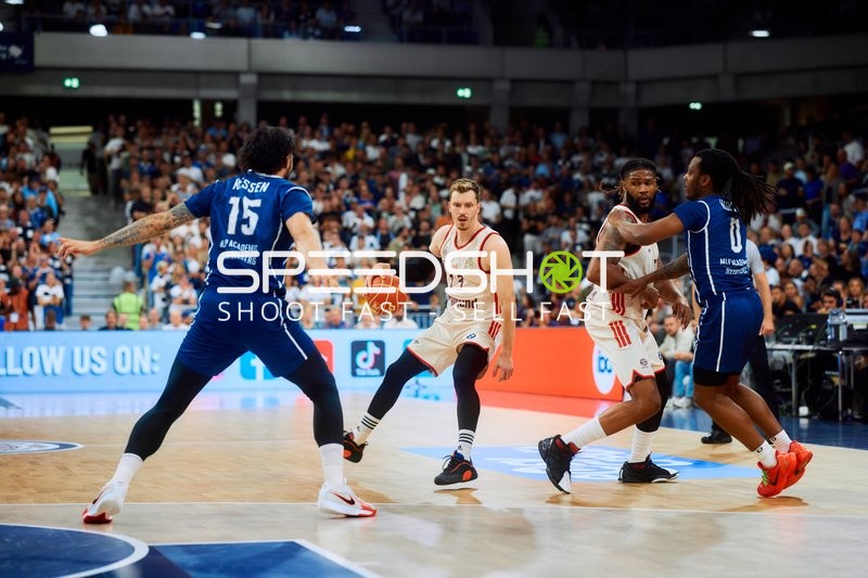 Drei Spieler im Zweikampf