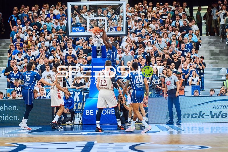 Zweikampf unter dem Korb