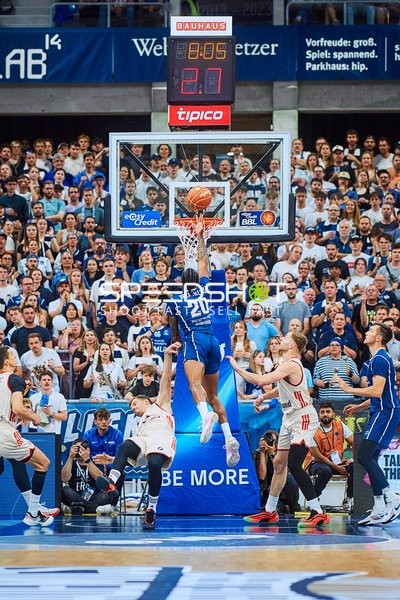 Michael Weathers (20; MLP Academics Heidelberg) wirft auf den Korb