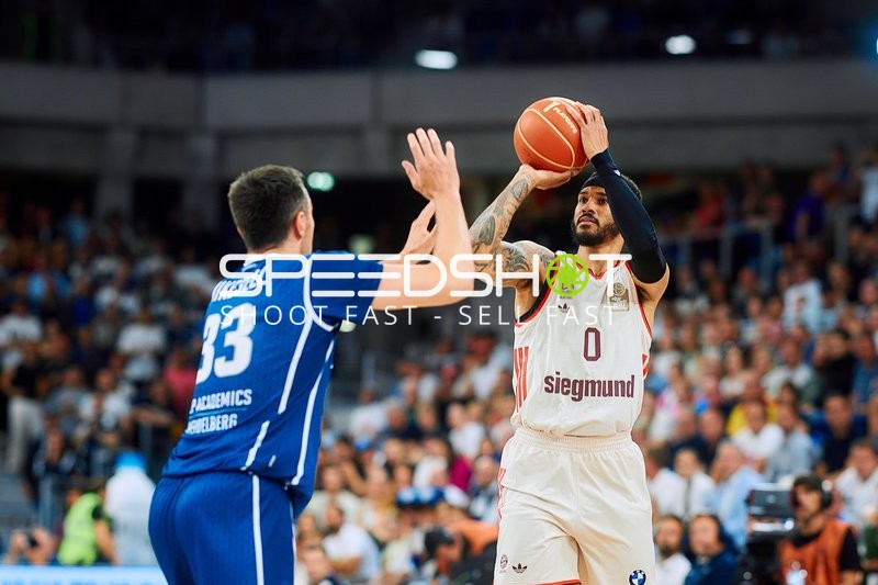 Nick Weiler-Babb (0; FC Bayern Basketball) wirft auf Korb