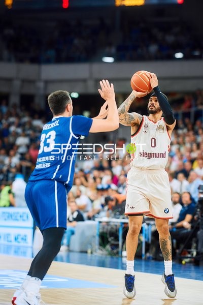 Wurfversuch von Nick Weiler-Babb (0; FC Bayern Basketball)