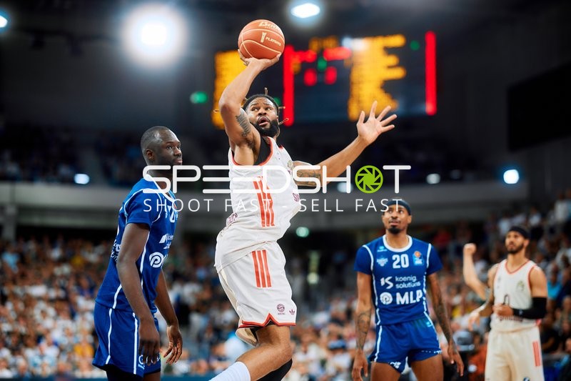 Wurfversuch von Devin Booker (31; FC Bayern Basketball)