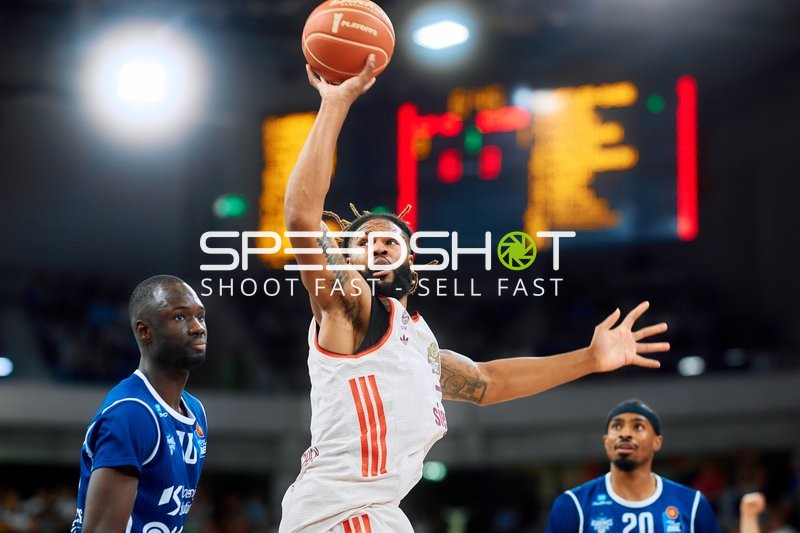 Wurfversuch von Devin Booker (31; FC Bayern Basketball)