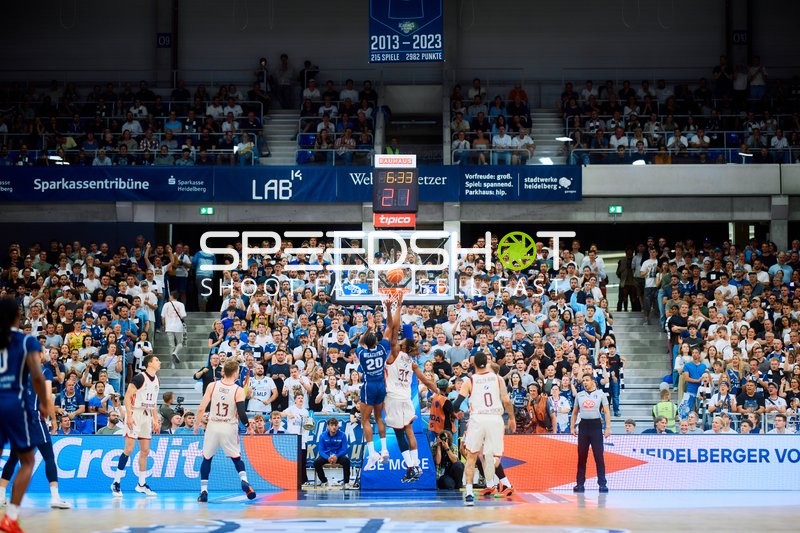 Spieler kämpfen um den Ball