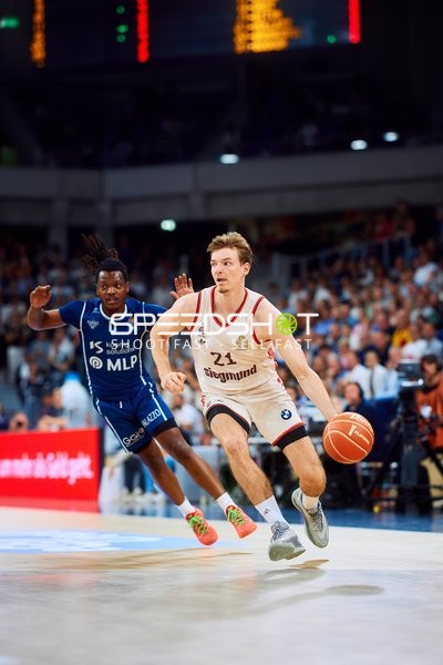 Verteidigung DJ Horne (0; MLP Academics Heidelberg) gegen Justus Hollatz (21; FC Bayern Basketball)