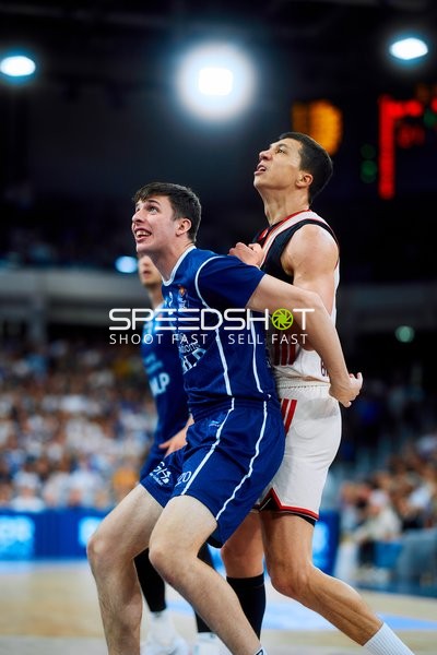 Zweikampf Michael Weathers (20; MLP Academics Heidelberg) und Vladimir Lucic (11; FC Bayern Basketball)