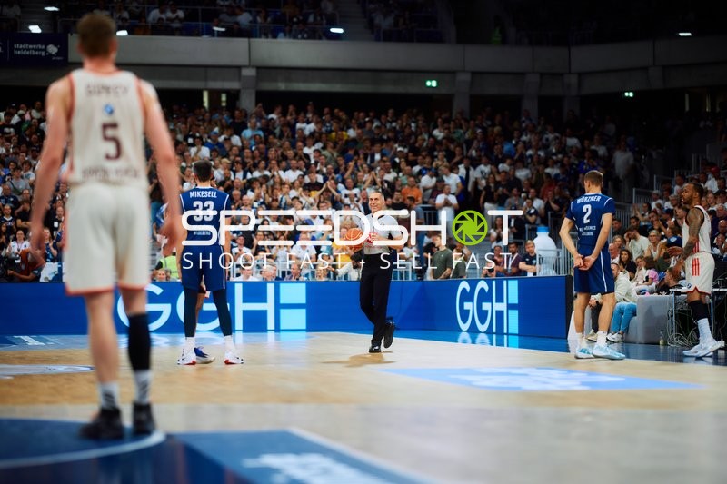 Spieler in Position auf dem Court