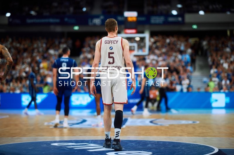 Spieler Niels Giffey (5; FC Bayern Basketball) und Paul Zipser (9; MLP Academics Heidelberg) auf Court