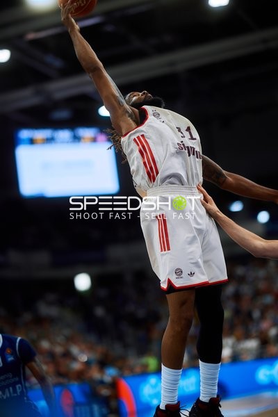 Zweikampf mit Devin Booker (31; FC Bayern Basketball)