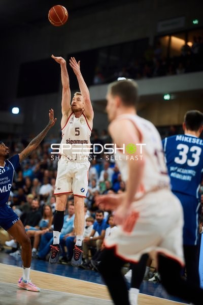 Wurfversuch von Niels Giffey (5; FC Bayern Basketball)