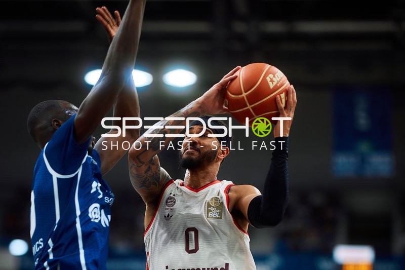 Nick Weiler-Babb (0; FC Bayern Basketball) wirft auf Korb