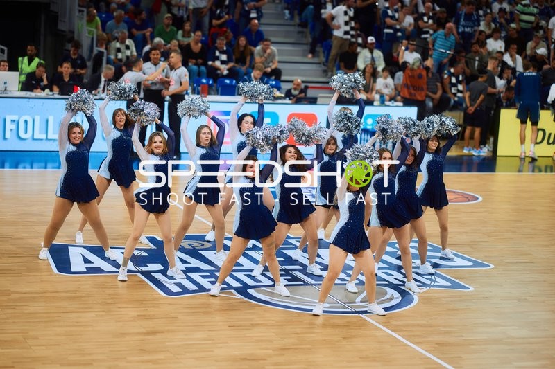 Cheerleader-Performance