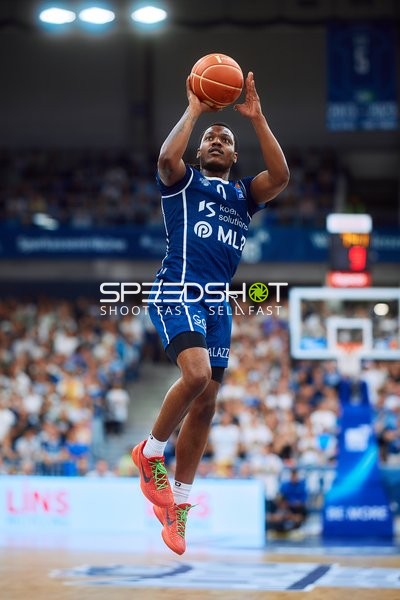 DJ Horne (0; MLP Academics Heidelberg) wirft auf den Korb