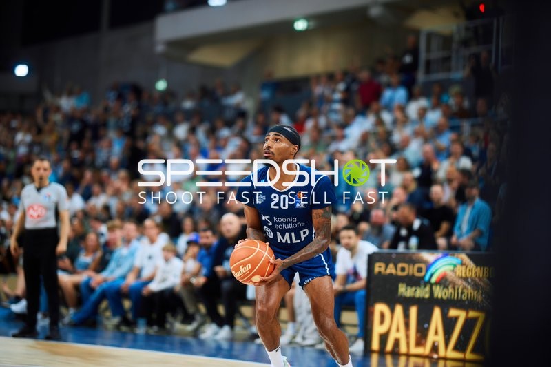 Michael Weathers (20; MLP Academics Heidelberg) wirft auf den Korb