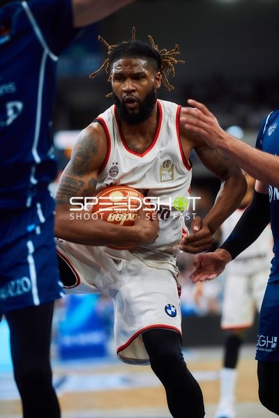 Zweikampf mit Devin Booker (31; FC Bayern Basketball)