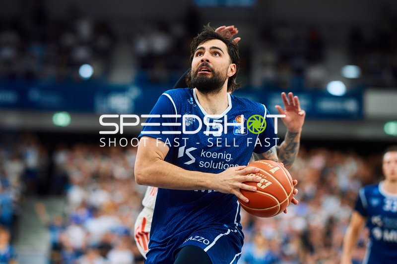 Marcel Keßen (15; MLP Academics Heidelberg) in der Paint