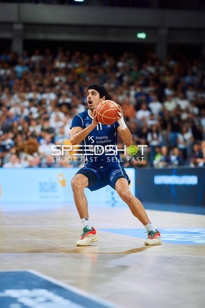 Erol Ersek (11; MLP Academics Heidelberg) dribbelt den Ball