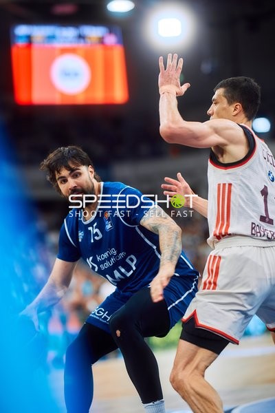 Marcel Keßen (15, MLP Academics Heidelberg) blockt Vladimir Lucic (11, FC Bayern Basketball)