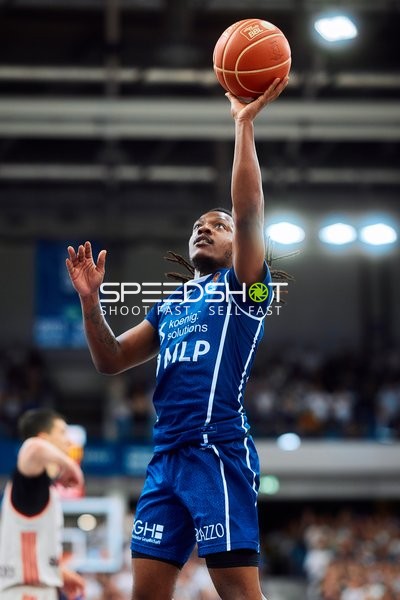 DJ Horne (0; MLP Academics Heidelberg) wirft auf den Korb