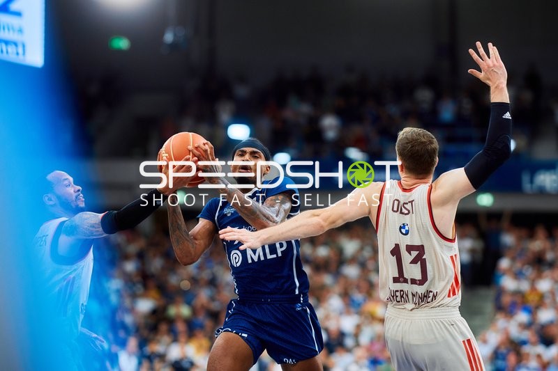 Zweikampf Michael Weathers (20; MLP Academics Heidelberg) gegen Andreas Obst (13; FC Bayern Basketball)