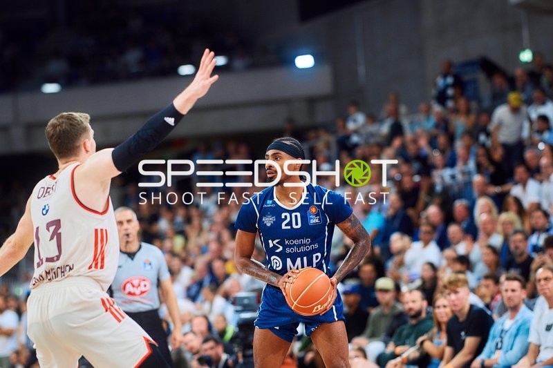 Michael Weathers (20; MLP Academics Heidelberg) gegen Andreas Obst (13; FC Bayern Basketball)