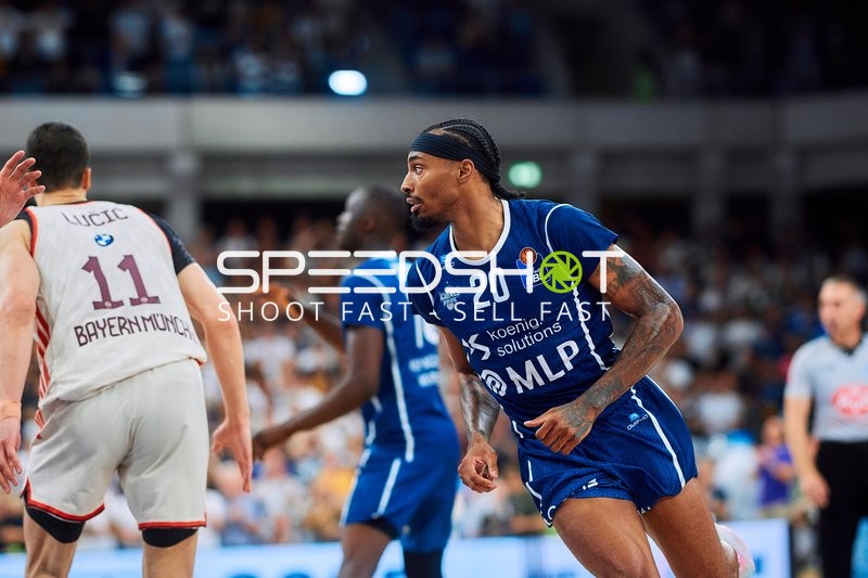 Zweikampf zwischen Michael Weathers (20; MLP Academics Heidelberg) und Vladimir Lucic (11; FC Bayern Basketball)