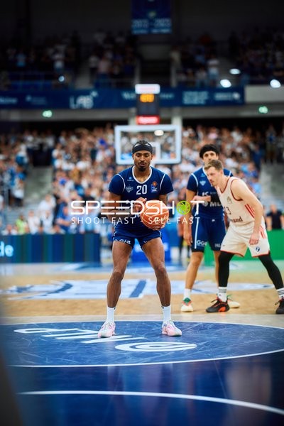 Michael Weathers (20; MLP Academics Heidelberg) wirft auf den Korb