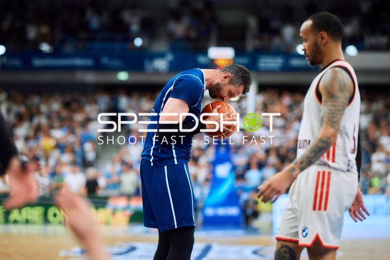 Paul Zipser (9; MLP Academics Heidelberg) mit Ball, Carsen Edwards (3; FC Bayern Basketball) verteidigt