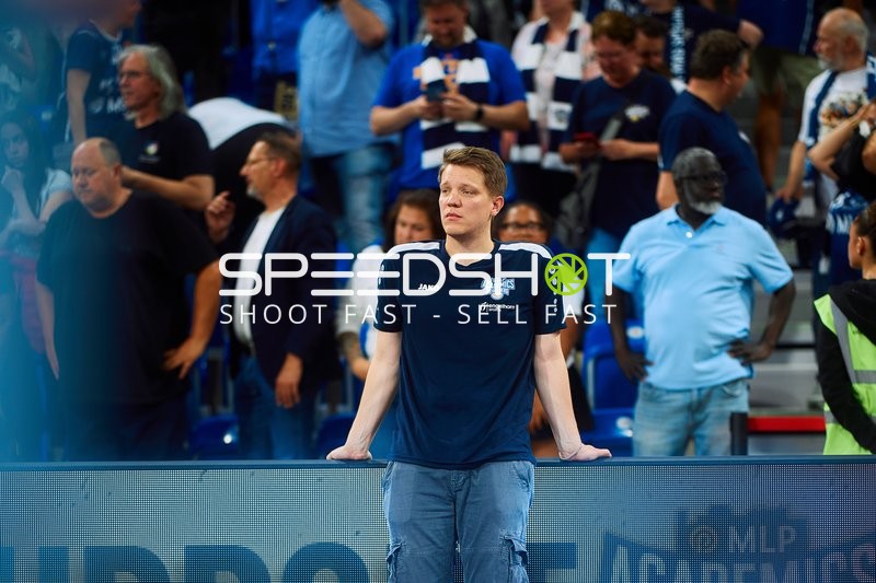 Sportlicher Leiter an Seitenlinie