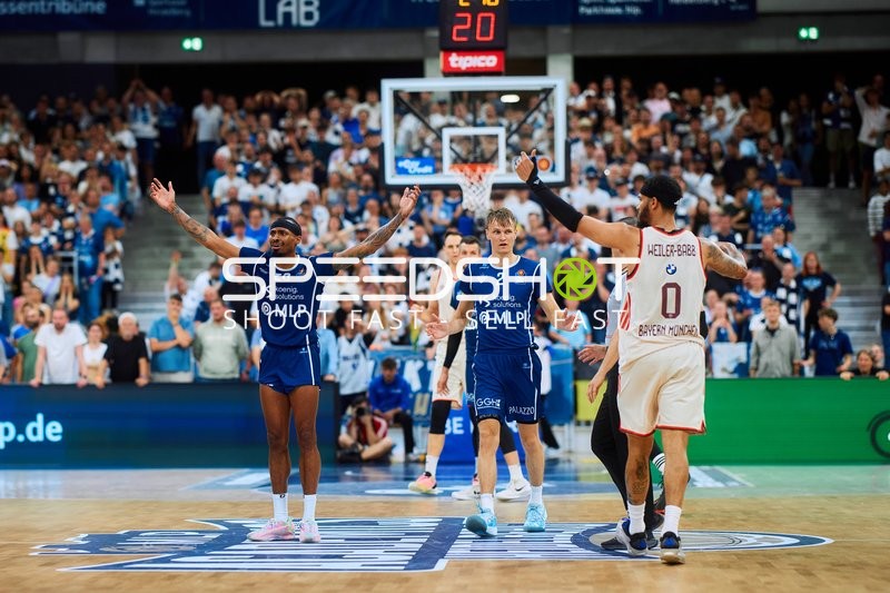 Defensive Aktion mit Michael Weathers (20; MLP Academics Heidelberg) und Niklas Würzner (2; MLP Academics Heidelberg)