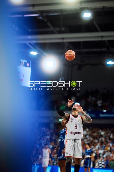 8, FC Bayern Basketball wirft über DJ Horne (0, MLP Academics Heidelberg)