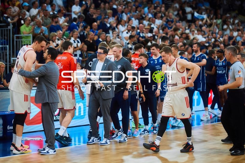 Spieler und Trainer begrüßen sich