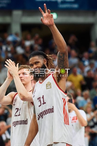 Devin Booker (31; FC Bayern Basketball) und Justus Hollatz (21; FC Bayern Basketball) applaudieren