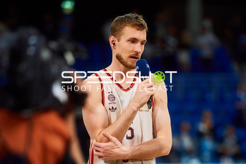 Niels Giffey (5; FC Bayern Basketball) spricht nach Spiel