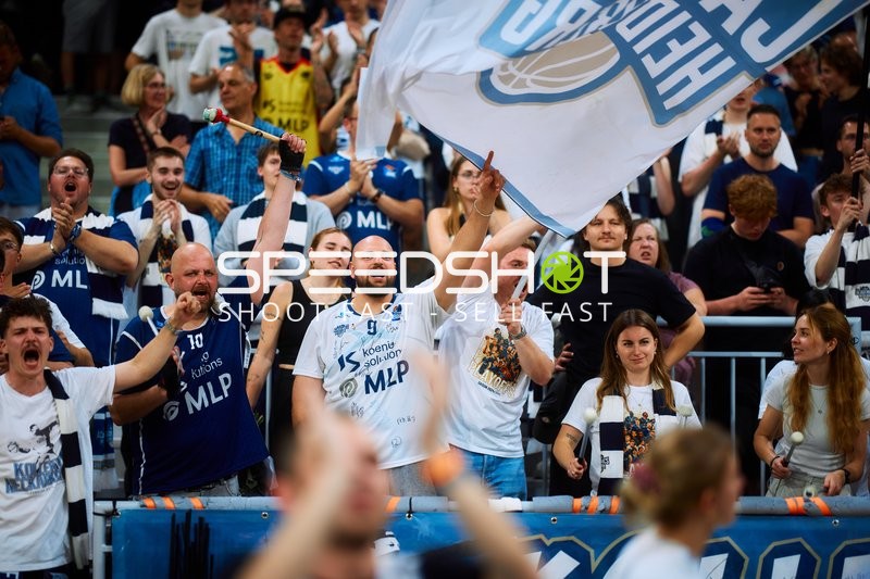 Fans jubeln im SNP-Dome