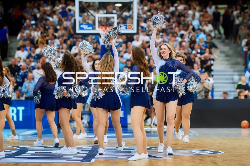 Cheerleader feiern auf dem Court