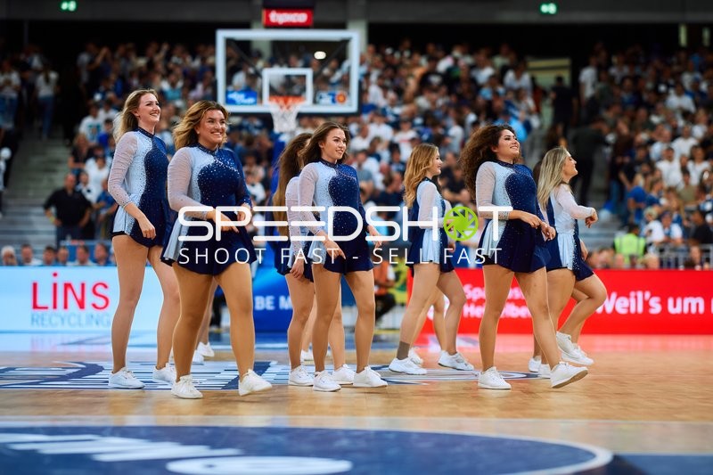 Cheerleader tanzen auf Court