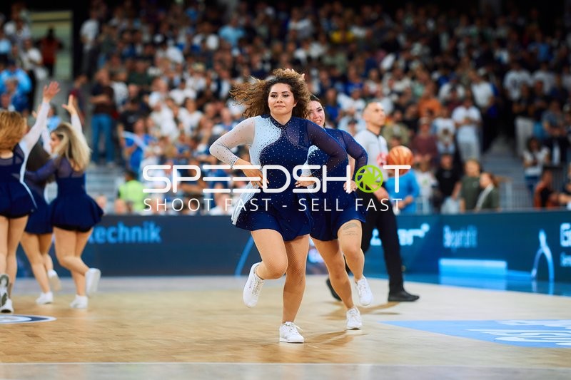 Cheerleader tanzen auf Court