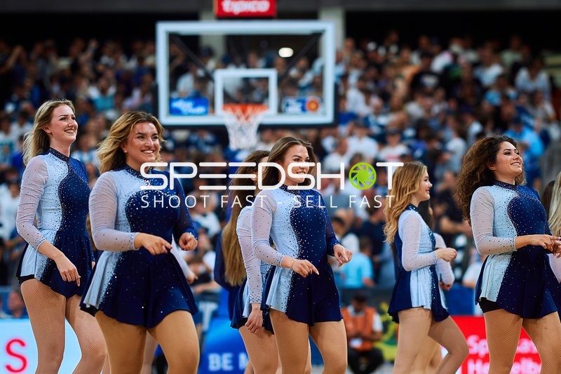 Cheerleader tanzen auf Court