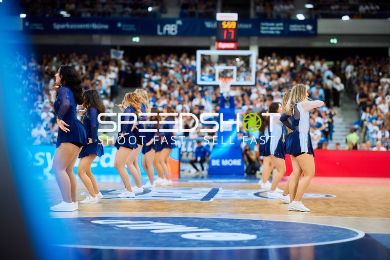 Cheerleader tanzen auf Court