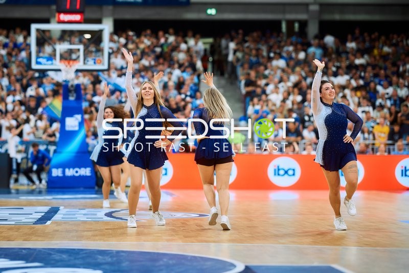 Cheerleader tanzen auf Court