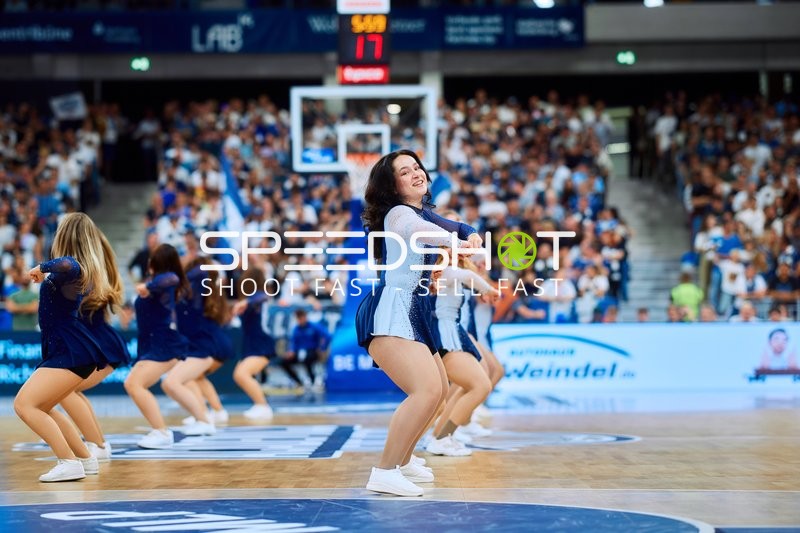 Cheerleader tanzen auf Court
