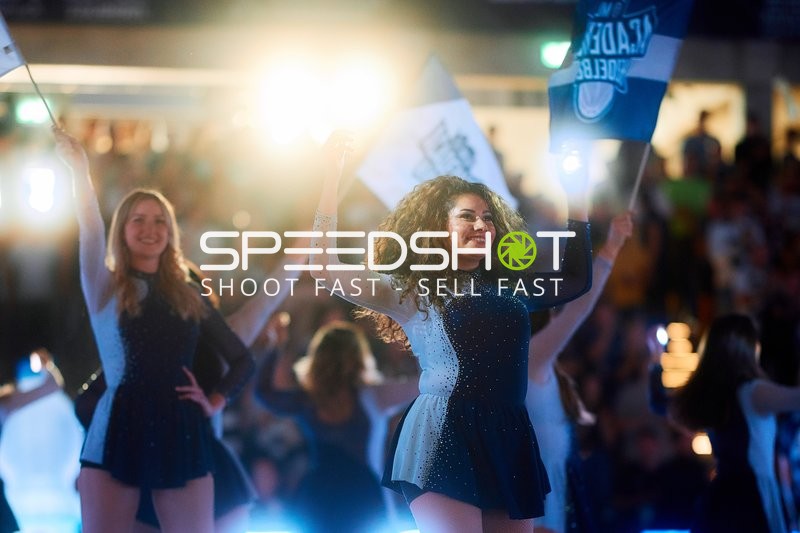 Cheerleader mit Fahnen