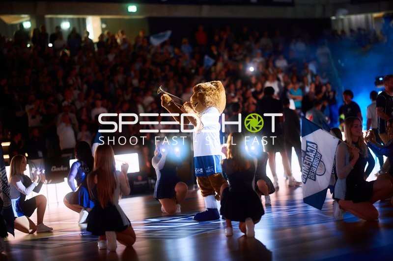 Maskottchen bei Showeinlage