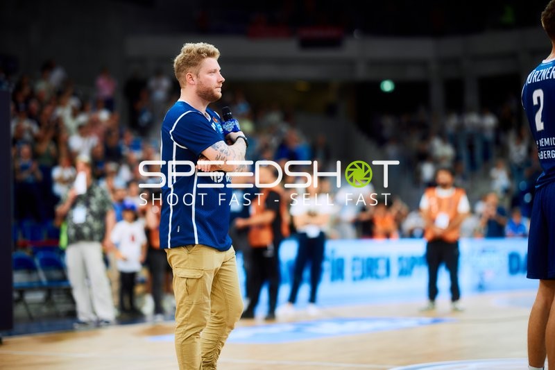 Kevin Gerwin mit Mikrofon