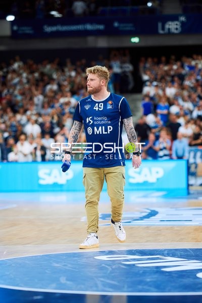 Person mit Nummer 49 auf Court