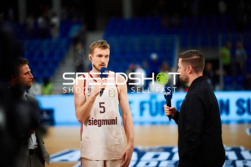 Interview mit Niels Giffey (5; FC Bayern Basketball) und Heiko Schaffartzik (507; DYN TV)
